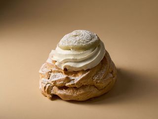 Zeppola al forno con crema chantilly e pistacchio
