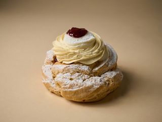 Zeppola al forno con chantilly alla vaniglia, cioccolato bianco e lampone