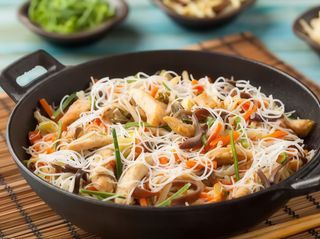 Spaghetti Saltati con Pollo e Verdure