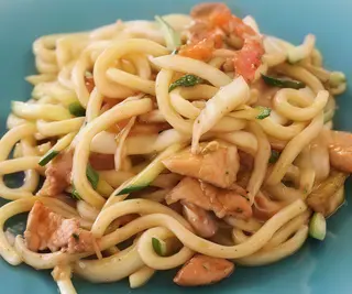 Udon Saltato con Pollo e Verdure
