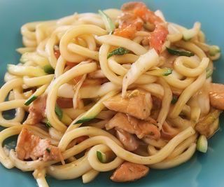 Udon Saltato con Pollo e Verdure