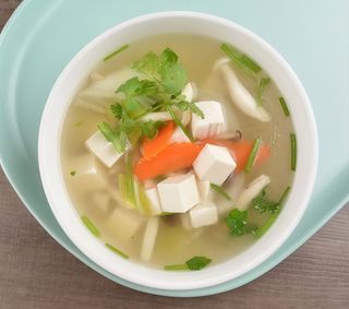 Zuppa di verdure con tofu