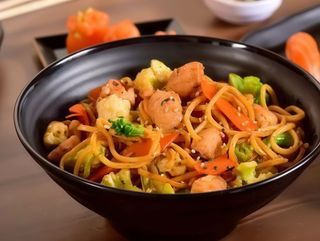 Spaghetti Saltati con Carni e Verdure Miste