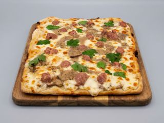 Pizza salsiccia e funghi porcini - pala intera