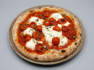 Pizza rossa stracciatella e pomodorini secchi siciliani