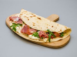 Crudo Nazionale stagionato 16 mesi, scaglie di Grana Padano e rucola