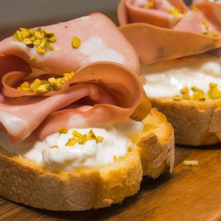 Bruschetta con Mortadella, burrata e pistacchi