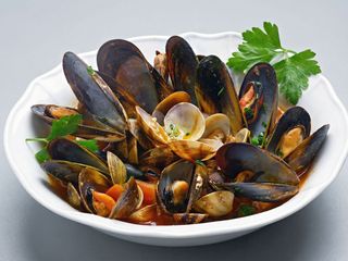 Zuppa di cozze e vongole con crostini