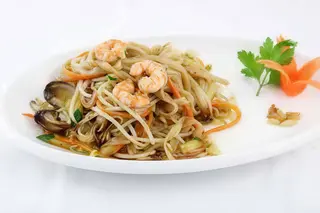 Spaghetti di riso con frutti di mare