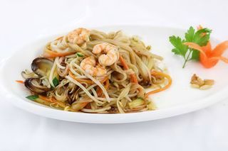 Spaghetti di riso con frutti di mare