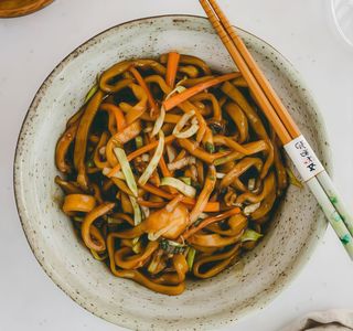 Soba con pollo e verdura