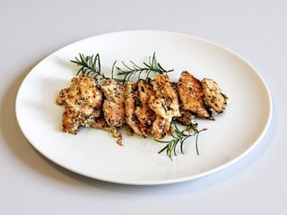 Tagliata di pollo alle erbe con patate al forno