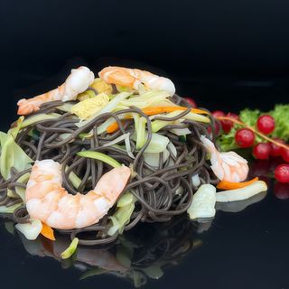 46. Spaghetti soba con gamberi 