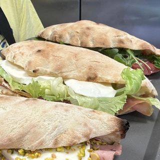 Panuozzo pancetta, provola, insalata