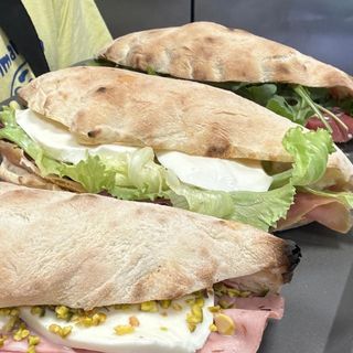 Panuozzo hamburger, insalata, pomodorini