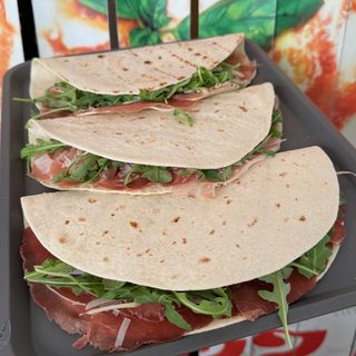 Piadina speck, provola, rucola
