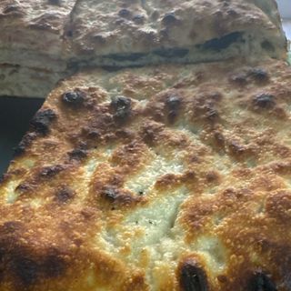 Focaccia farcita piccola con mozzarella, fontina, sottiletta