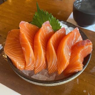 sashimi salmone
