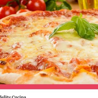 Pizza funghi e salsiccia