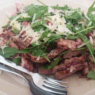 Tagliata di vitello rucola e grana