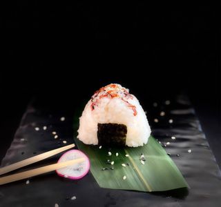 131. Onighiri spicy salmone