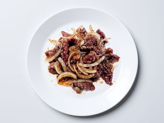 Vitello saltato con cipolla alla piastra