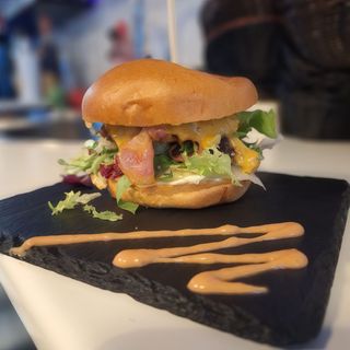 IL MONDO  (PANINO HAMBURGER + PATATE AL FORNO)