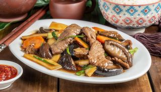 Manzo bambu' e funghi 双冬牛肉