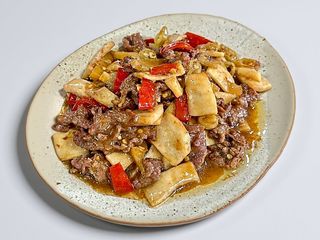 双冬牛 Vitello con bambù e funghi