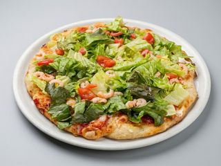 Pizza insalata e gamberetti