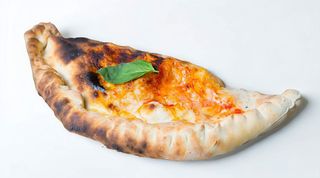 Calzone con provola e salsiccia