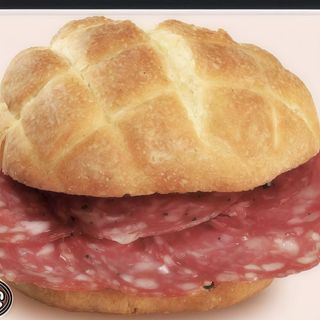 Panino con salame e formaggio