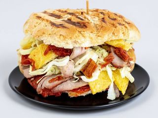 Panino con petto di pollo e salmoriglio