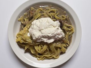 Tagliatelle alla contadina con burrata salsiccia e crema di tartufo