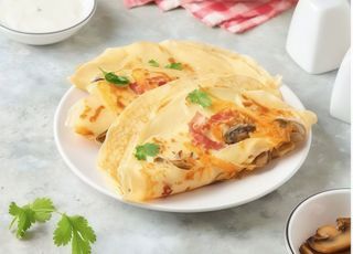 Crêpe con pancetta, insalata, pecorino e aceto