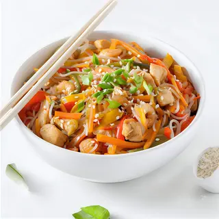 Spaghetti di riso con pollo e verdure saltati al wok