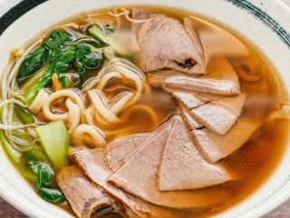 La mian con manzo e verdure in brodo