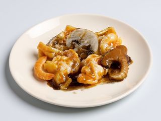 Gamberetti con funghi e bambu