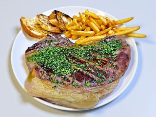 Bistecca manzo più contorno a scelta tra patate e verdura griglia