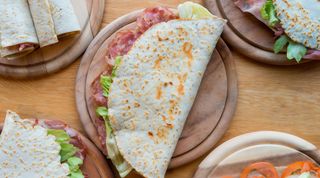 Piadina con Cotoletta, Formaggio, Insalata e Pomodoro