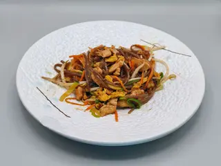 35.Yaki soba Spaghetti di grano saraceno con pollo uova e verdure