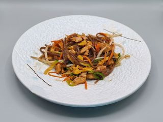35.Yaki soba Spaghetti di grano saraceno con pollo uova e verdure