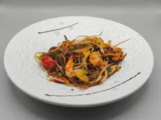 37.Yaki soba Spaghetti di grano saraceno con frutti di mare uova e verdure