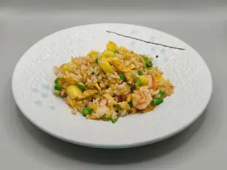 30.riso con ananas uova,pisellini,gambero,verdure