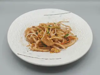 39.Yaki udon spaghetti di farina frumento con pollo uova e verdure