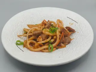 40.Yaki udon spaghetti di farina frumento con manzo uova e verdure