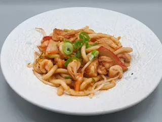 41.Yaki udon spaghetti di farina frumento con frutti di mare uova e verdure