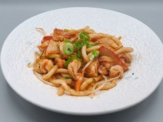 41.Yaki udon spaghetti di farina frumento con frutti di mare uova e verdure