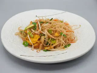 42.Spaghetti di riso con uova e verdure