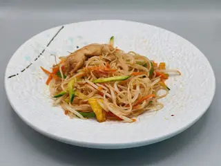 43.Spaghetti di riso con pollo uova e verdure